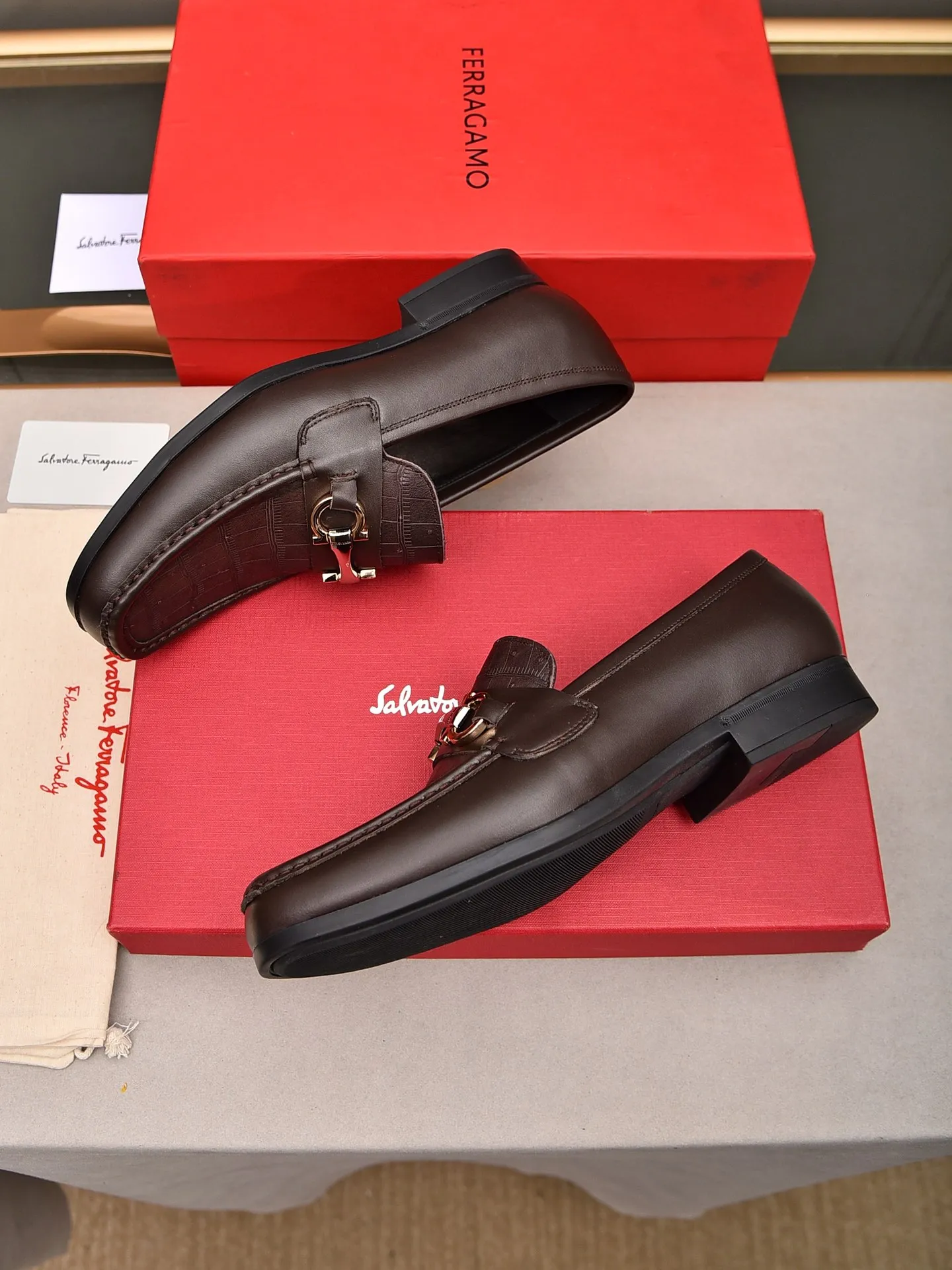 Men's shoes 💰: 460 [Original running volume and quality] Brand: Ferragamo (Ferragamo) Size: Men's size 38/44 (45 can be customized) Grade: Same style as the official website High-end quality men's shoes Material: Original first-layer calfskin Water-dyed cowhide lining Original outsole Style categories: Men's fashion formal business casual leather shoes Slip-on men's high-top series Young fashion European and American trends British style Casual matching Comfortable on the feet